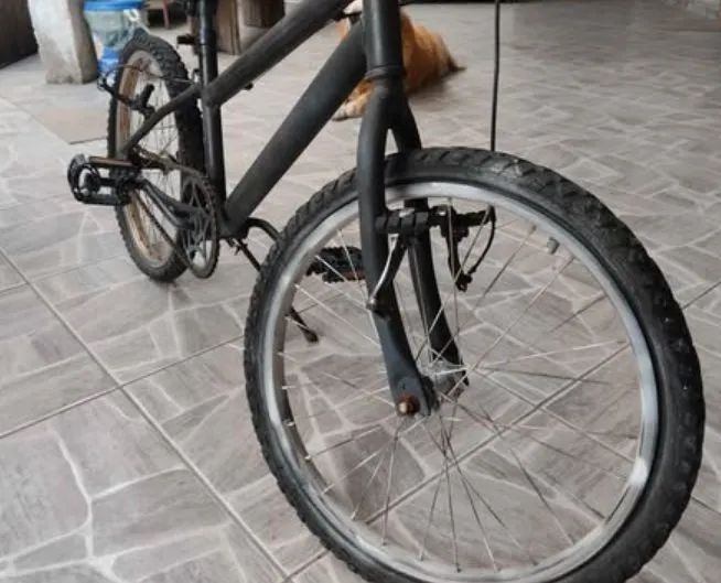 Bicicleta preta. Aro 20  - Foto 2