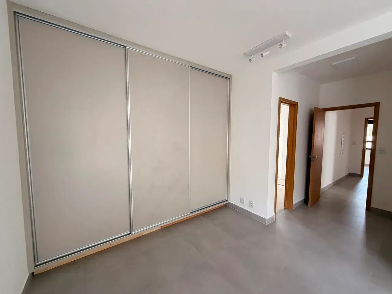 Casa tipo sobrado c/ 200m² com 4 Q (sendo 3 suítes) cozinha e suíte máster com moveis plan - Foto 2