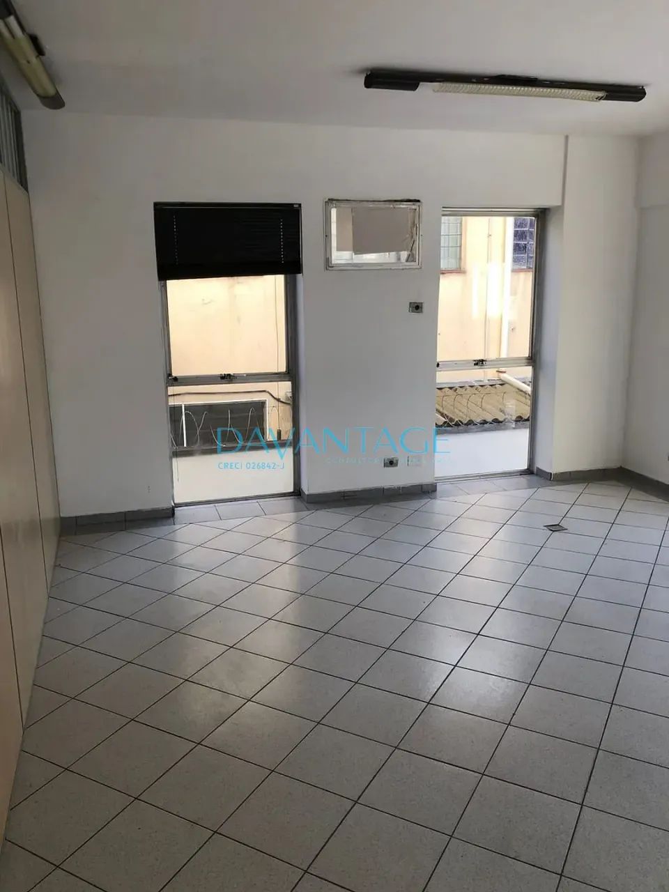 Conjunto para locação, com 100m2, com 3 salas, 2 banheiros, uma copa, ponto para ar condic