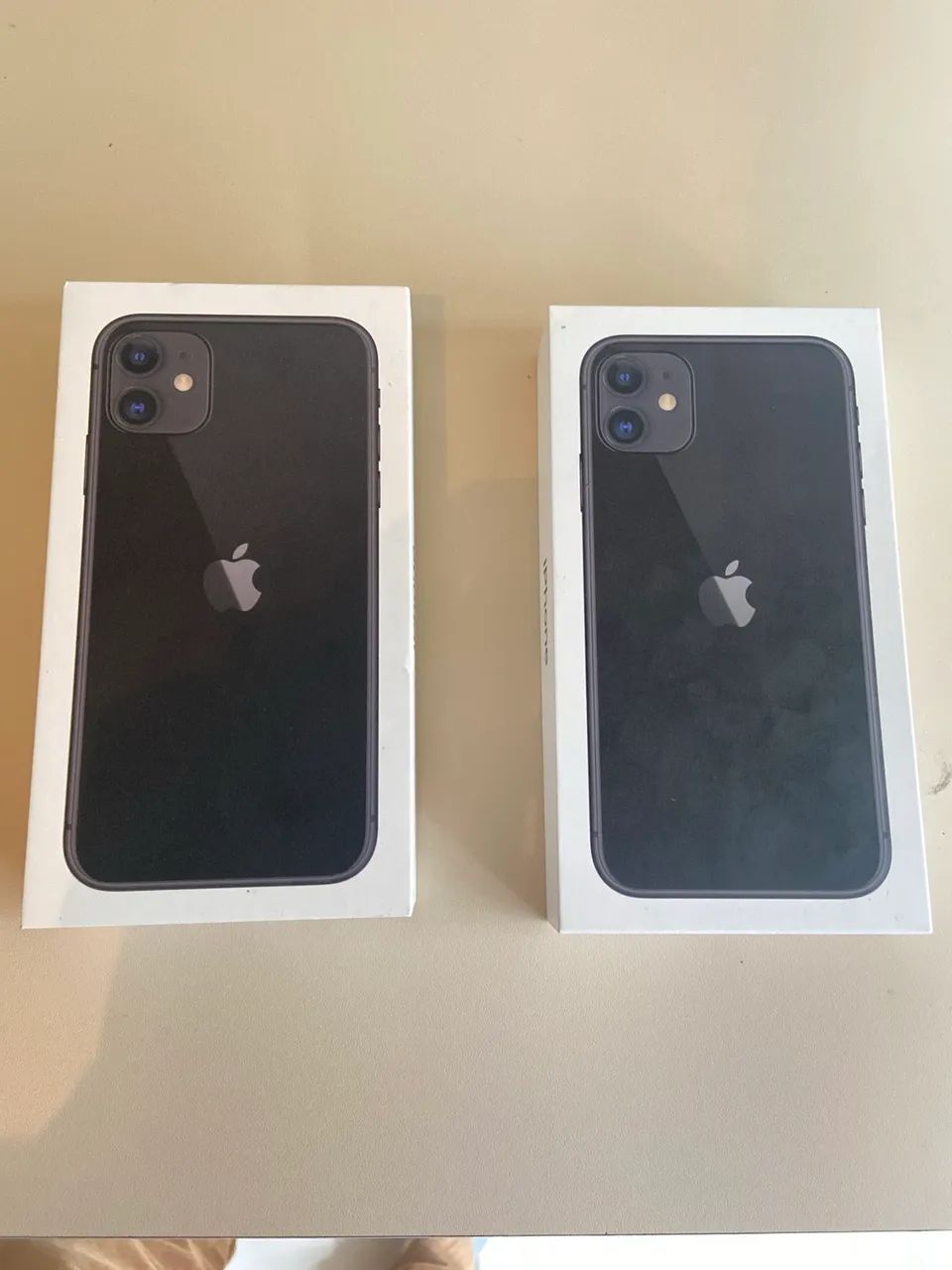 Duas Caixas do iPhone 11 completa com o adesivo da Apple 