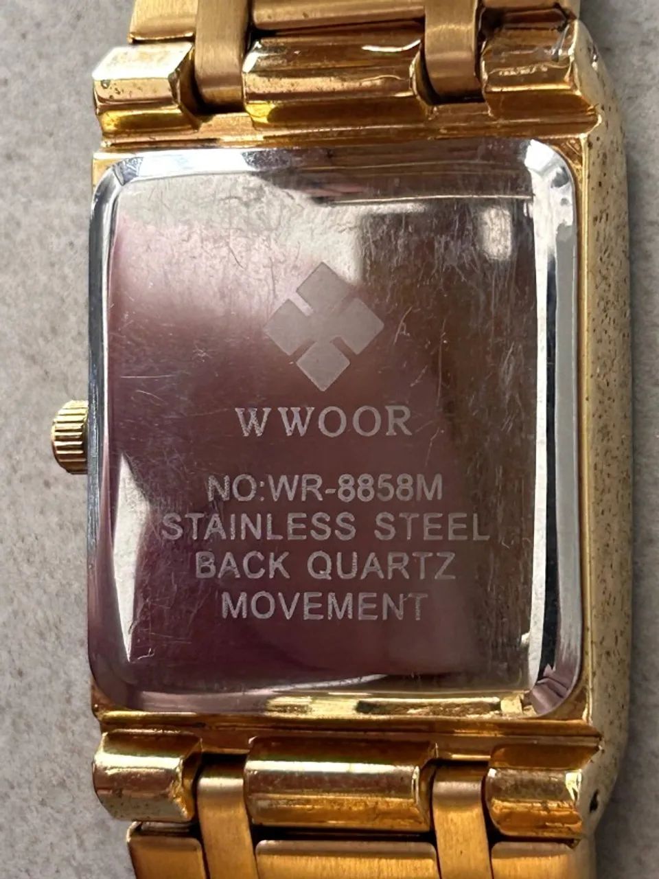 Relógio analógico retangular com pulseira de metal dourado da marca W.WOOR® - Foto 4