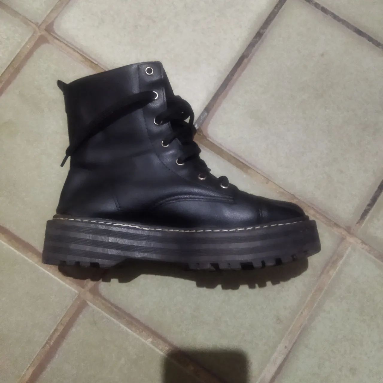 bota coturno feminina preta com solado tratorado plataforma e cadarço - Foto 3