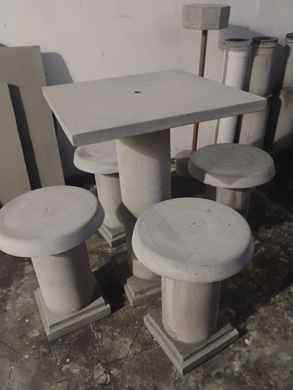 Conjunto de mesa de cimento a partir de 450 reais.