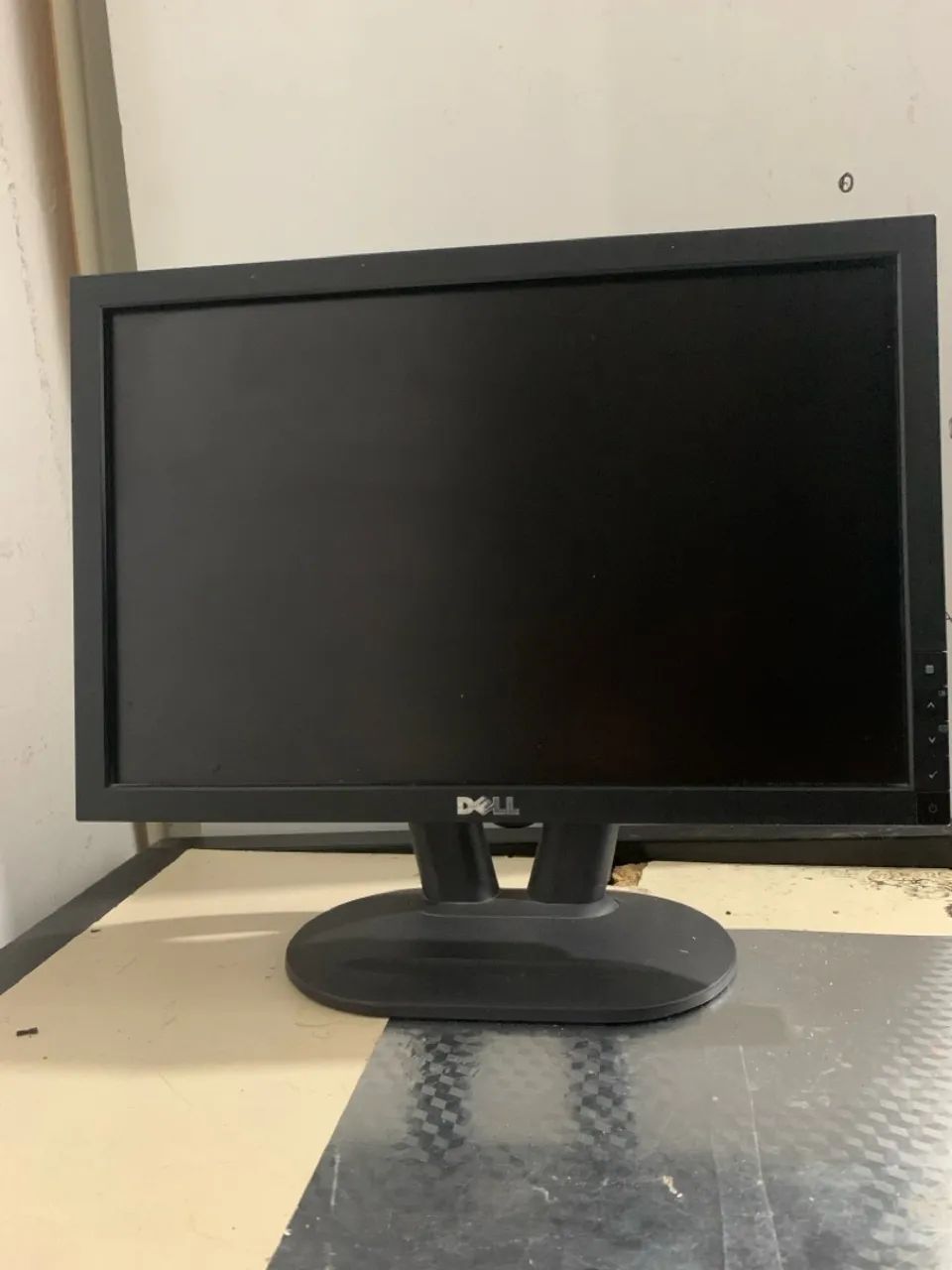 Monitor DELL E1916H com Cabo de força Tripolar e Cabo VGA de 1,48cm 