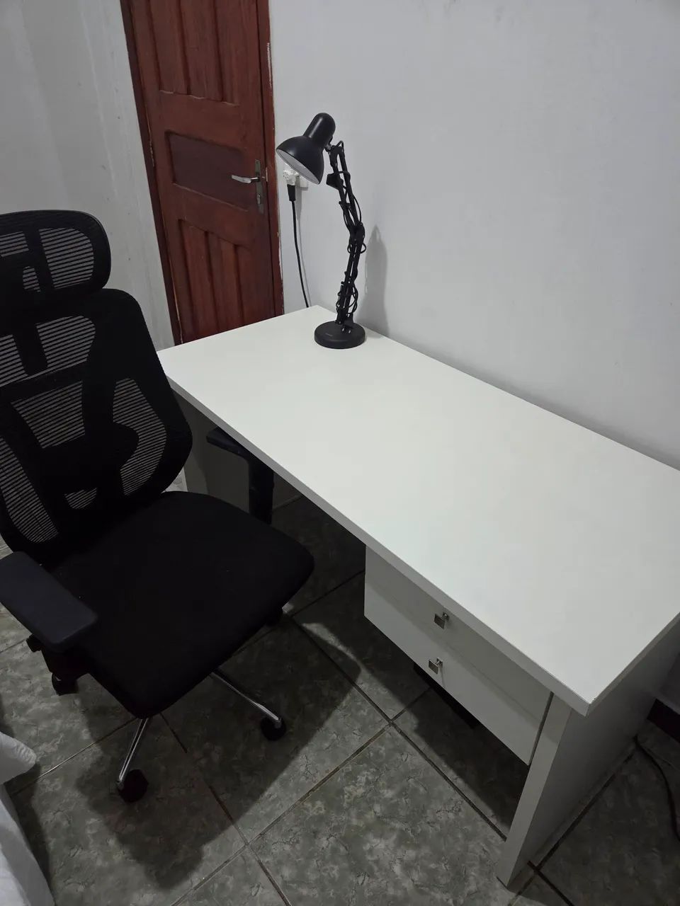 Mesa, abajur e cadeira - Foto 2