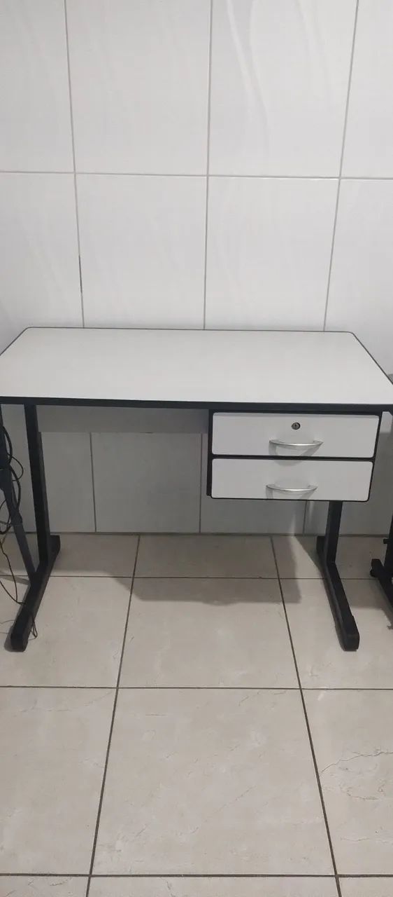 Escrivaninha com gavetas
