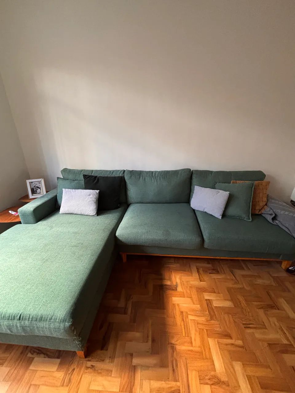 Sofá com chaise verde