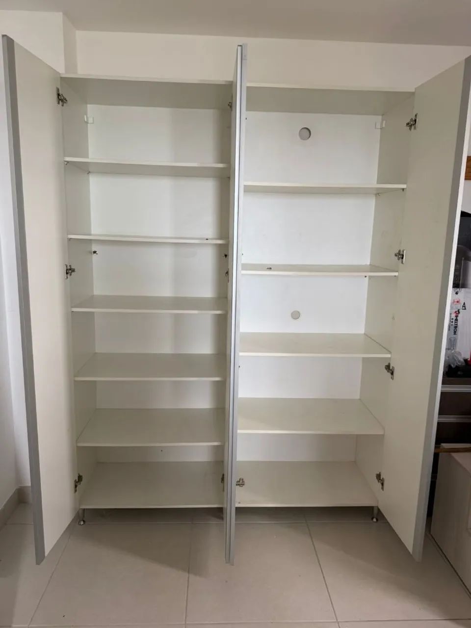 Armário / Guarda-Roupa Branco Multiuso - 4 Portas e Prateleiras Espaçosas - Foto 2