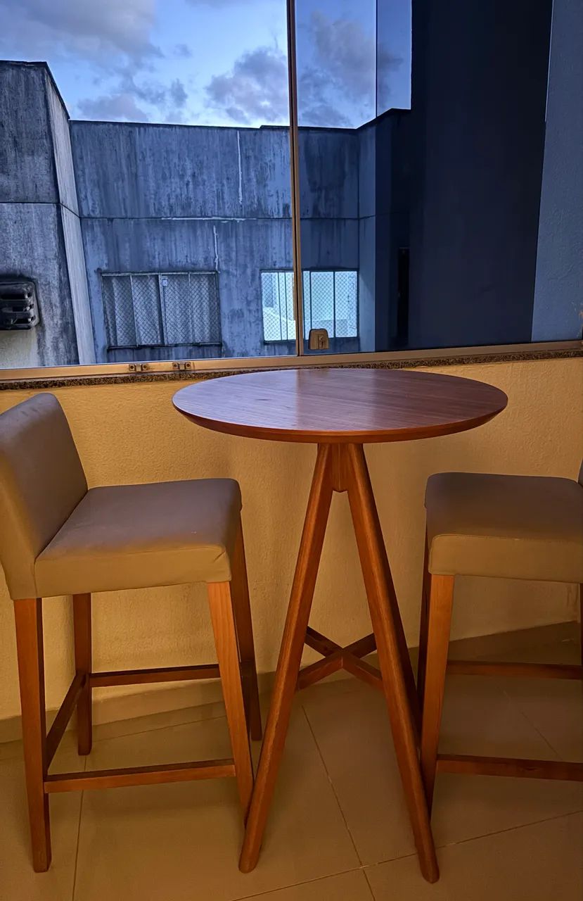 Mesa alta com duas banquetas 