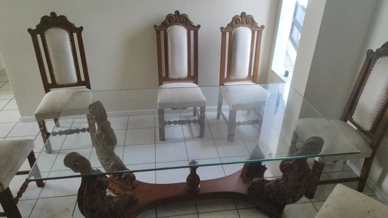 Mesa  de madeira tampo de vidro com  8 cadeiras e com avaria. - Foto 5