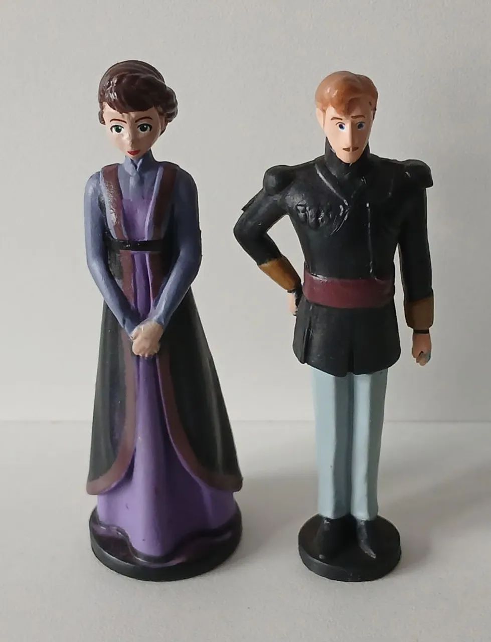 LOTE DUPLA BONECOS MINIATURAS ORIGINAIS DISNEY FROZEN 2 REI AGNARR RAINHA IDUNA