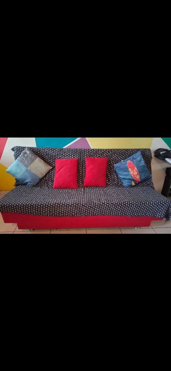 Vende lindo sofá cama vermelho. Vai com a manta e 4 almofadas.  - Foto 2