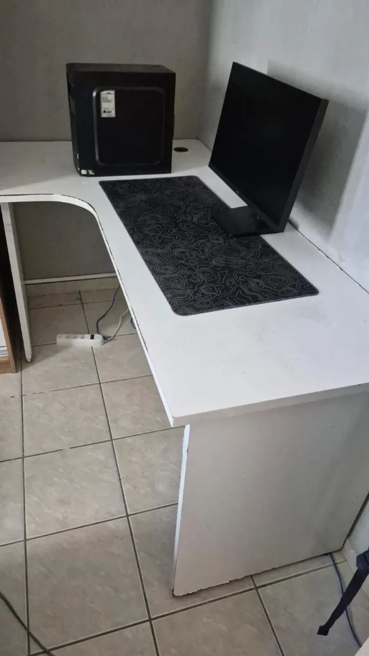 Mesa em formato de L para escritório