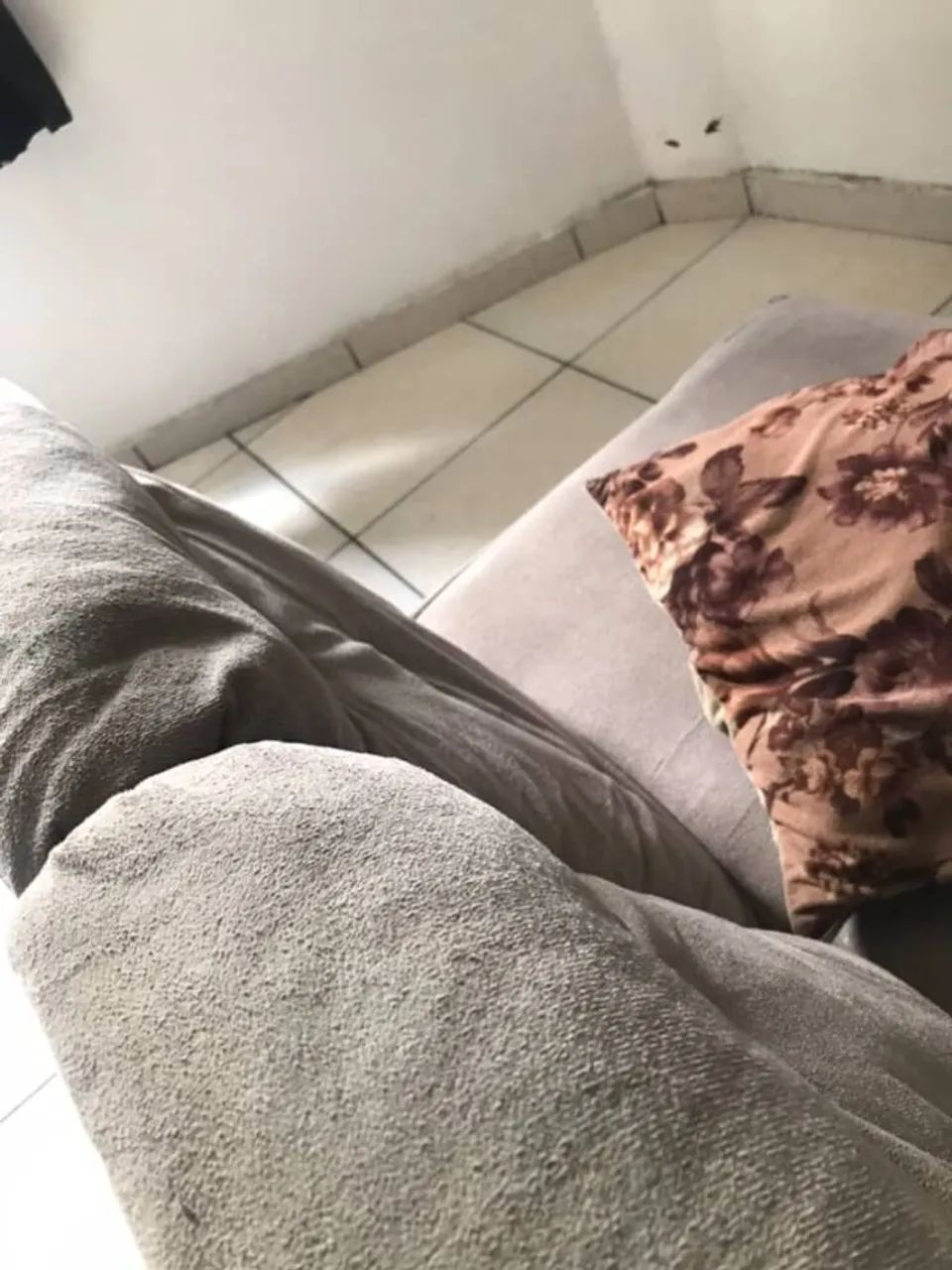 Sofá retrátil de canto com 6 lugares, em tecido suede e acabamento capitonê. - Foto 3