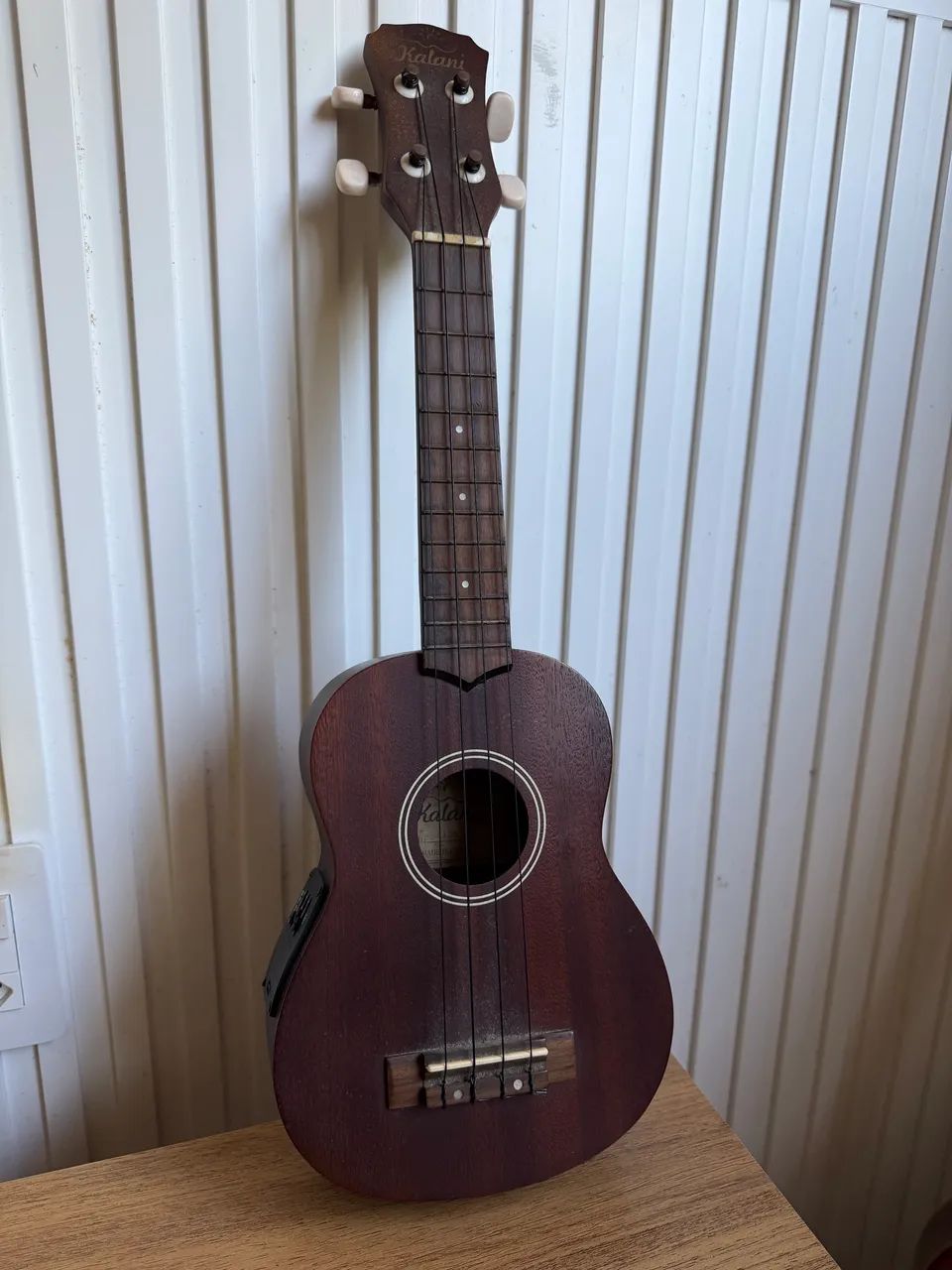 Ukulele Kalani elétrico 
