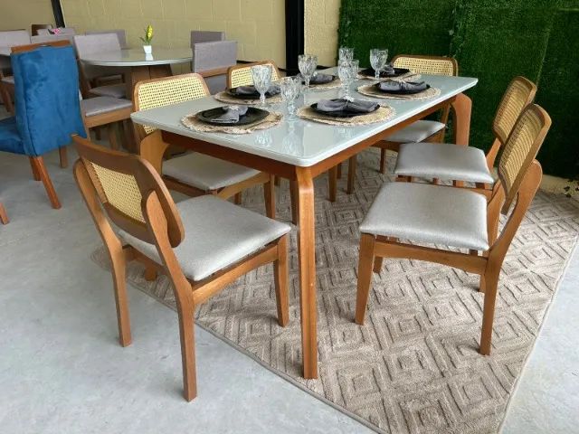 Mesa de Jantar com 06 cadeiras 100% Madeira 