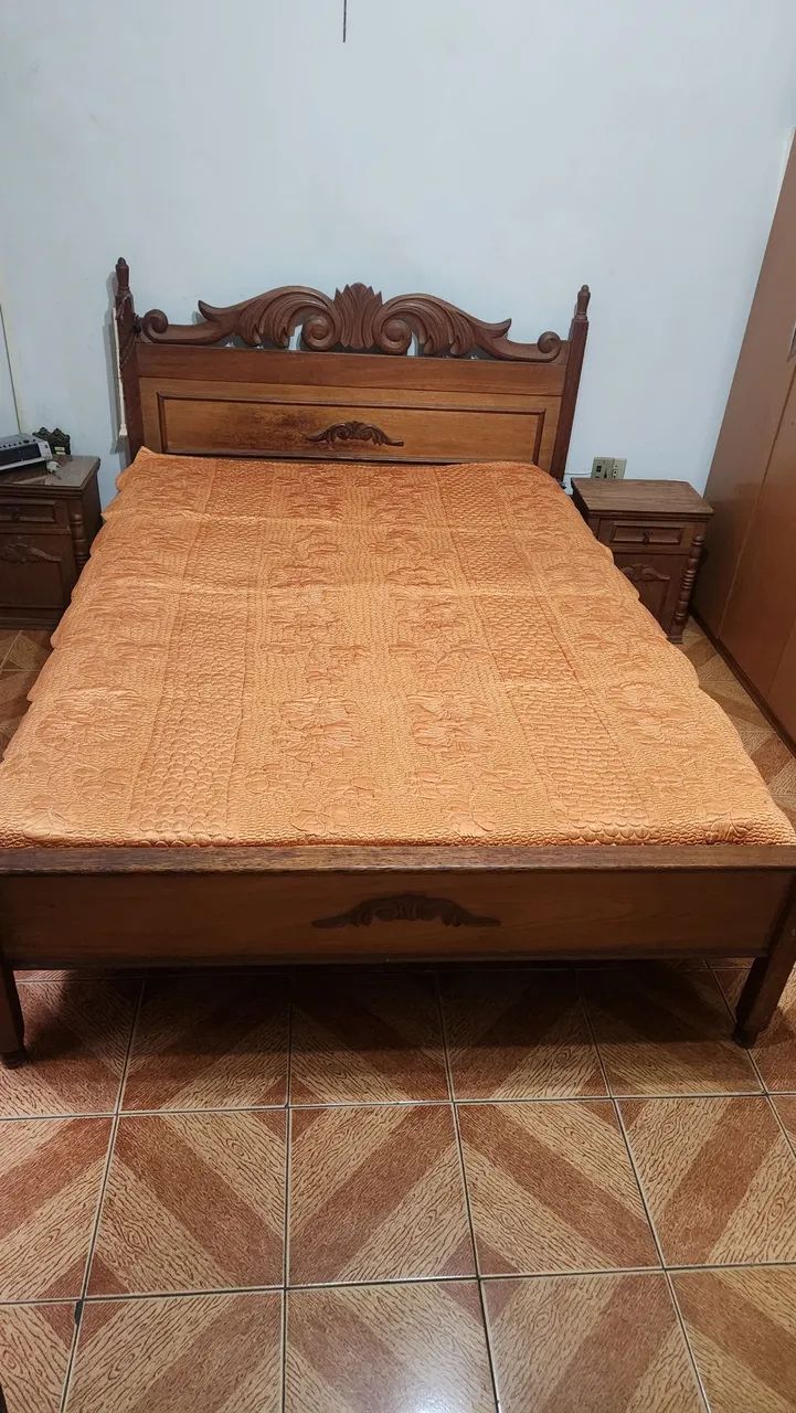 Cama  de madeira  maciça com colchão 