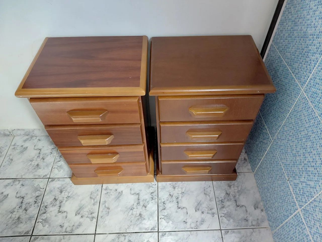 Kit 2 Mesas de Cabeceira com 4 Gavetas - Madeira / Estilo Clássico
