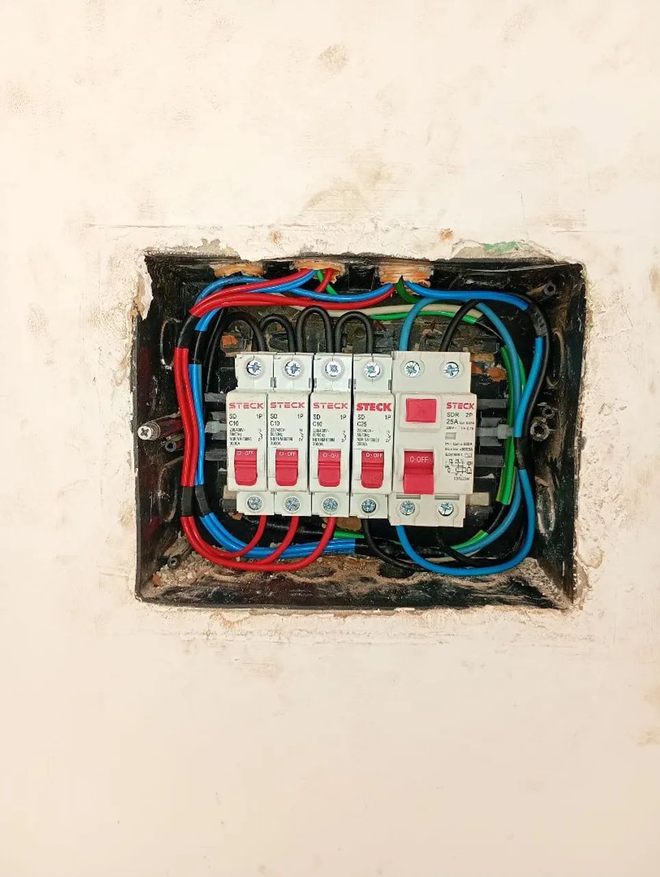 Eletricista , técnico em eletrotécnica 