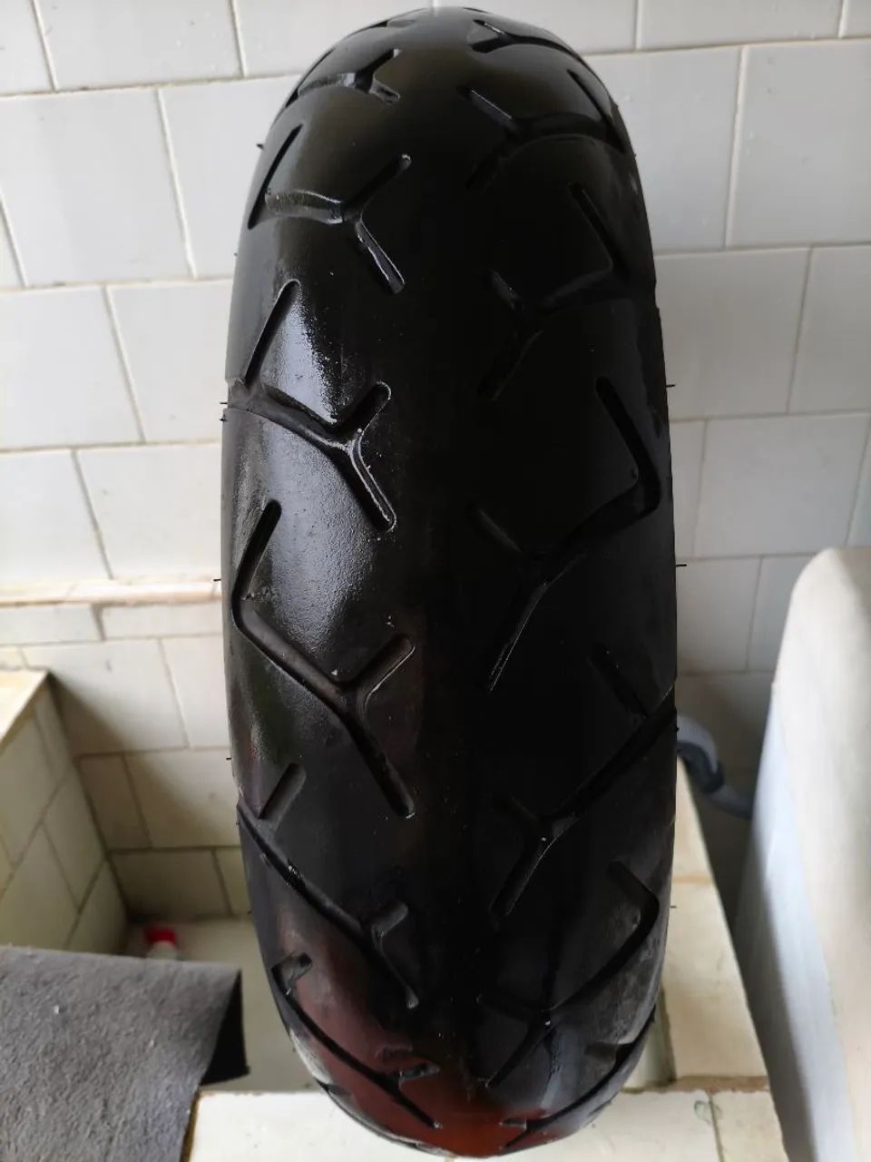 Pneu Bridgestone 150/80/16 sem cortes sem conserto 80% de borracha 