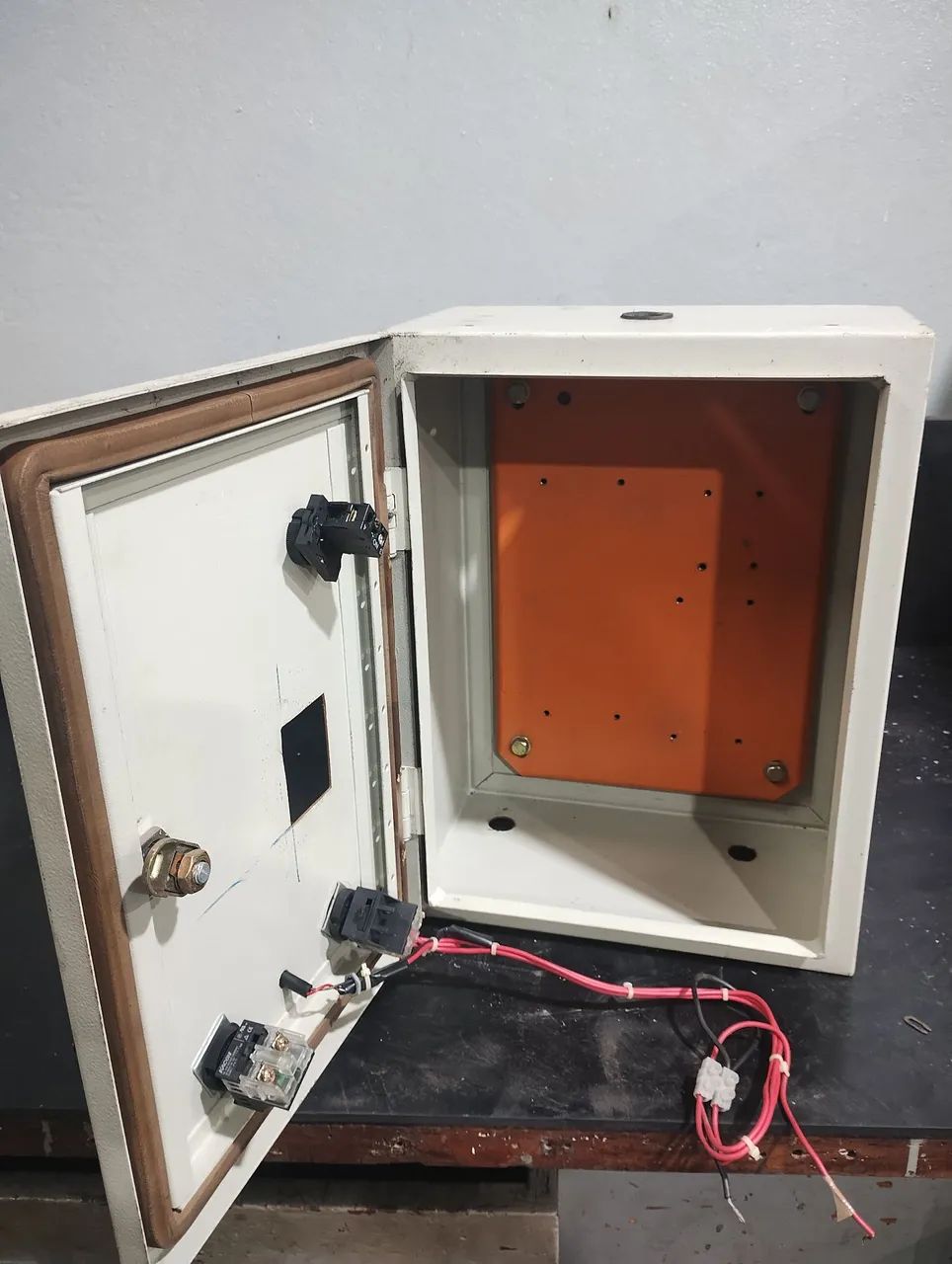 Caixa metálica para quadro de comando elétrico 424844299915776003