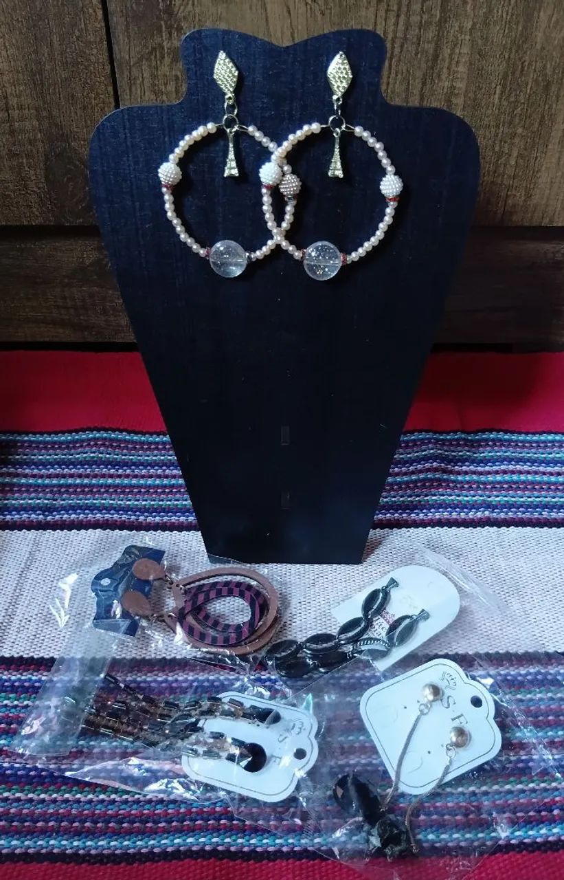 Kit com seis pares de brincos bijuterias variadas 