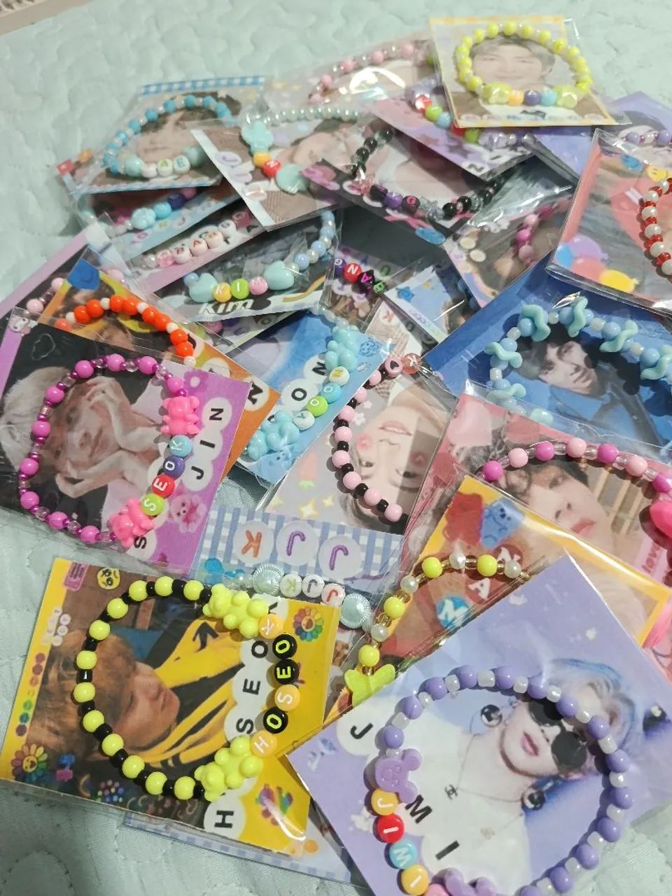  KIT 50 PULSEIRAS TEMÁTICAS BTS Perfeitas para fãs de K-pop e ARMYs apaixonados!  - Foto 2