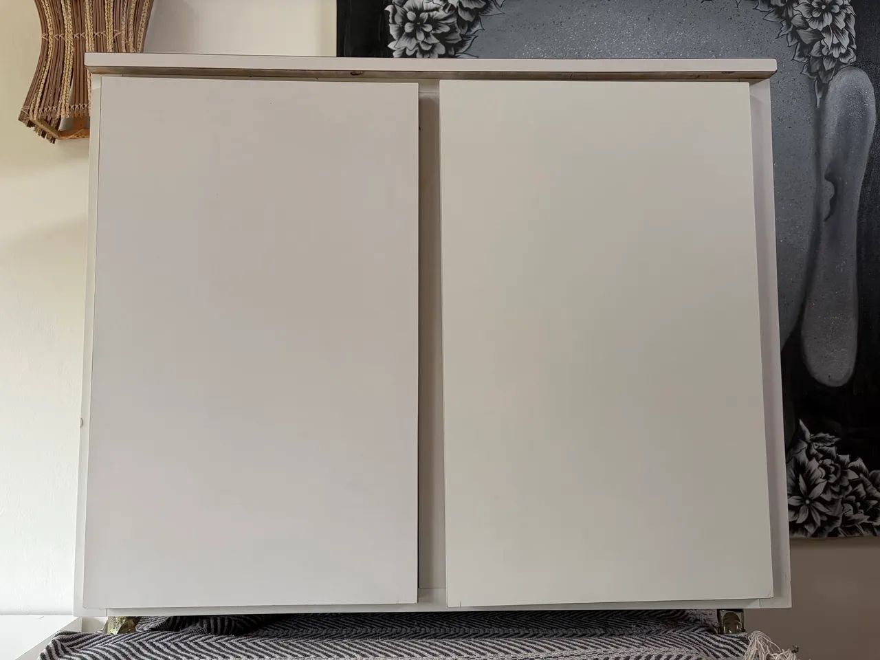 Balcão branco organizador.