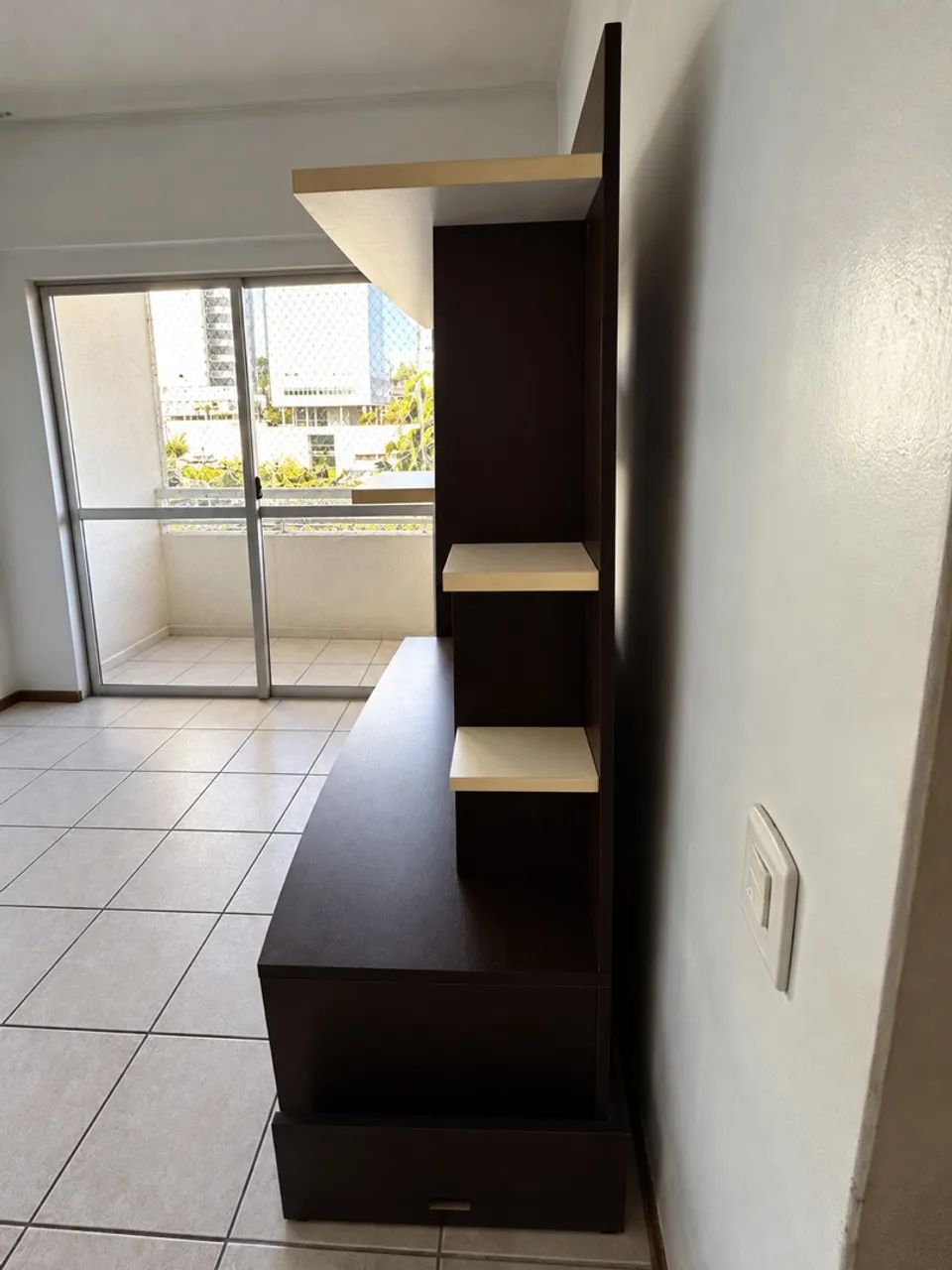 Rack com Estante para TV e armário com duas portas  - Foto 3