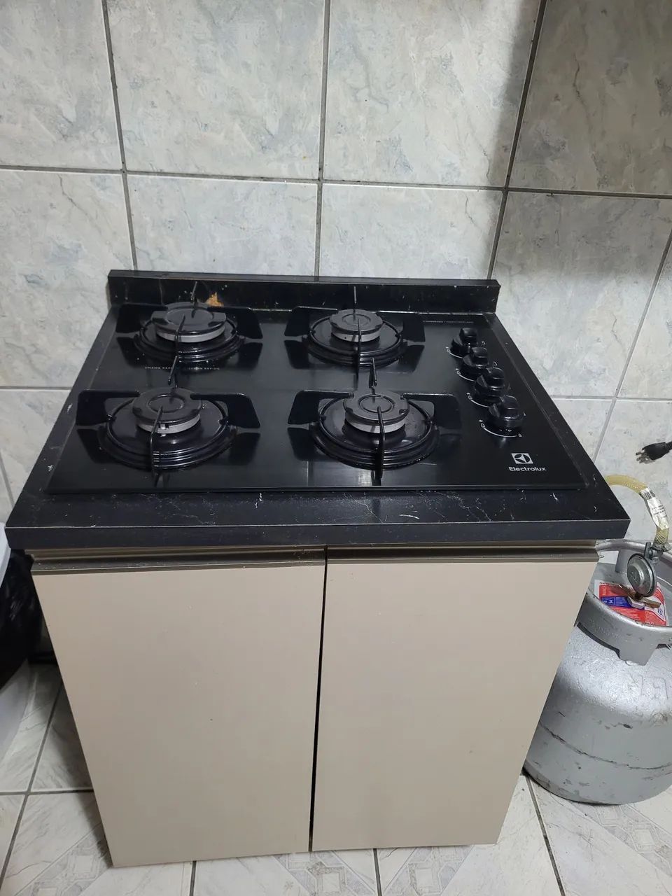 Vende-se Armário modulado e mesa