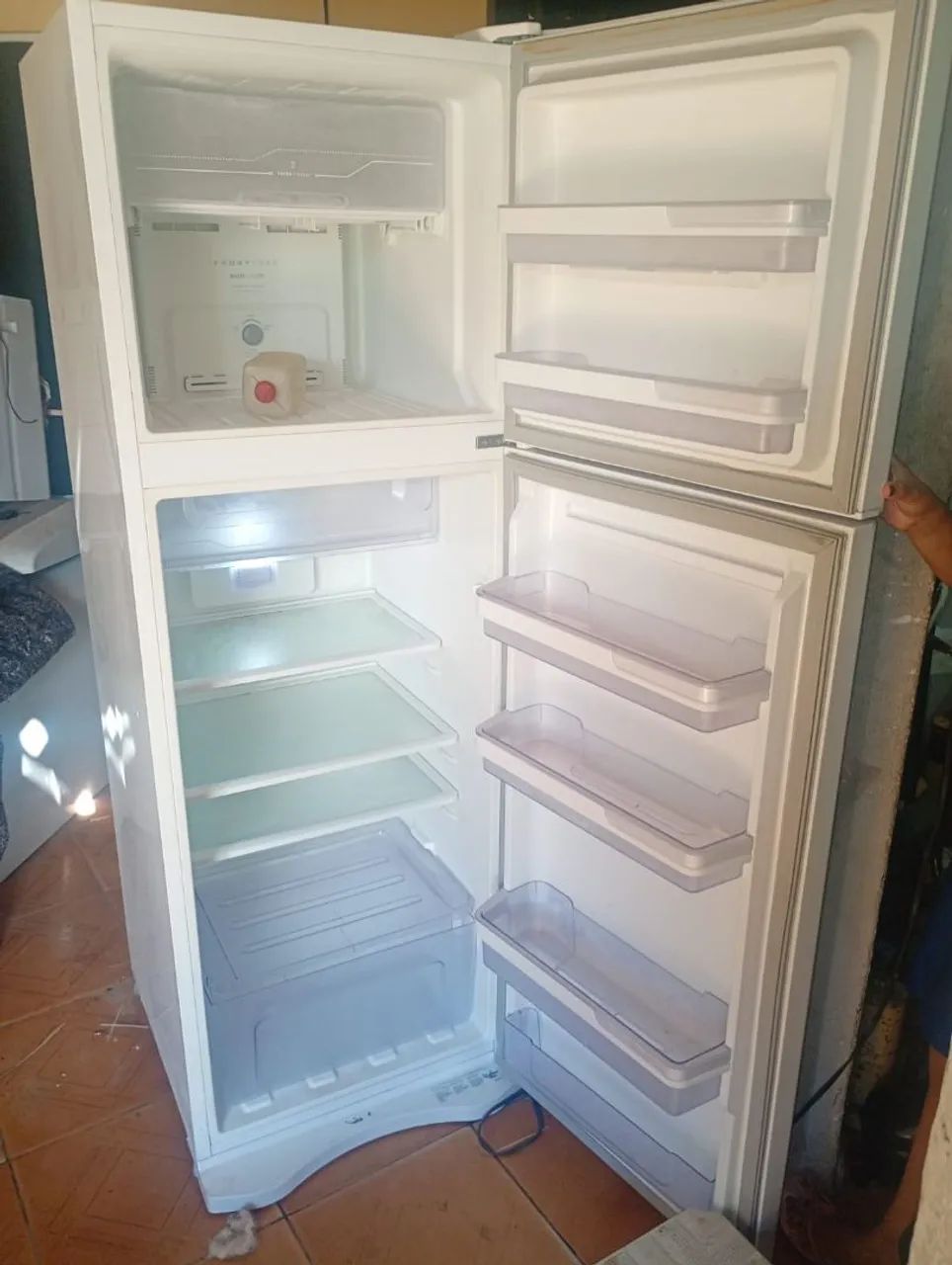Vende-se geladeira Electrolux semi nova  - Foto 2