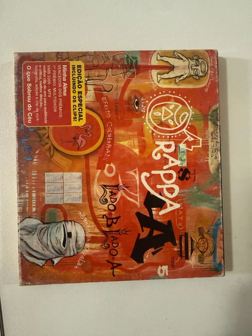 Capa e encarte do cd o rappa lado b lado a