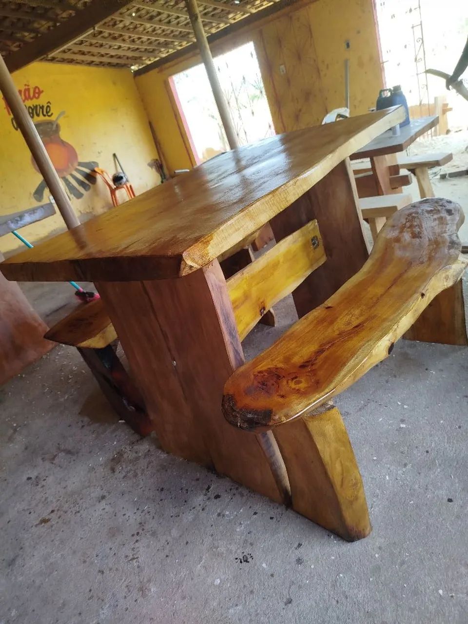 Vendo mesa de jaqueira nova com dois bancos  - Foto 3