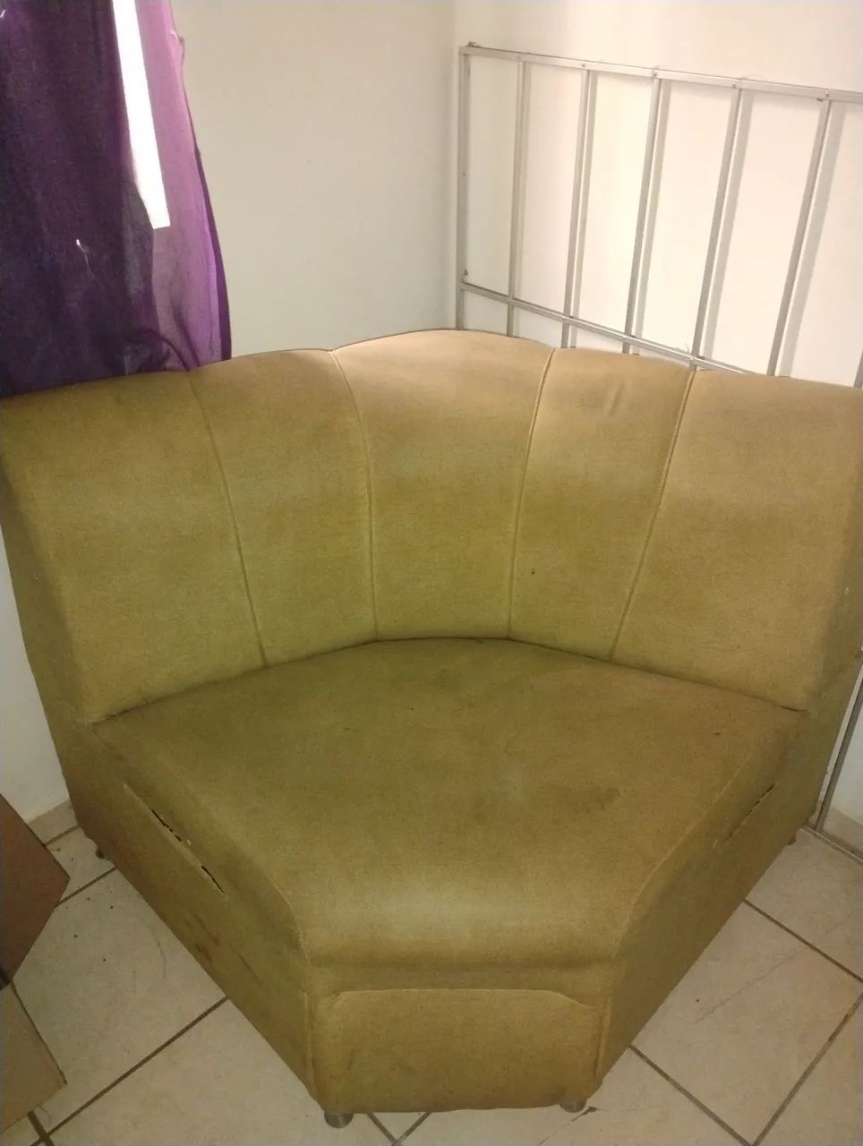 Poltrona de canto em courino amarelo pastel 