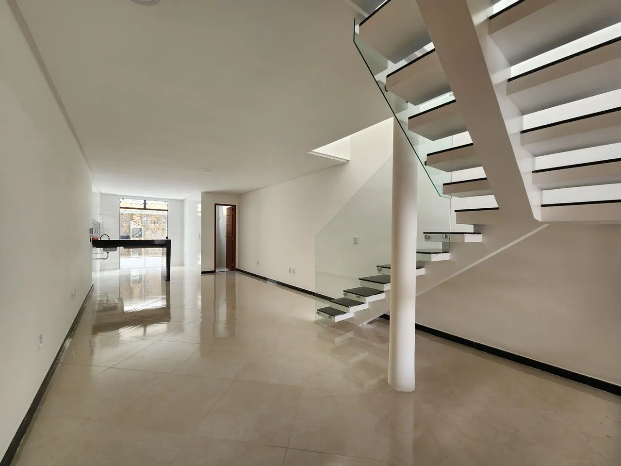 Casa duplex de 03 quartos com suíte no Aeroporto