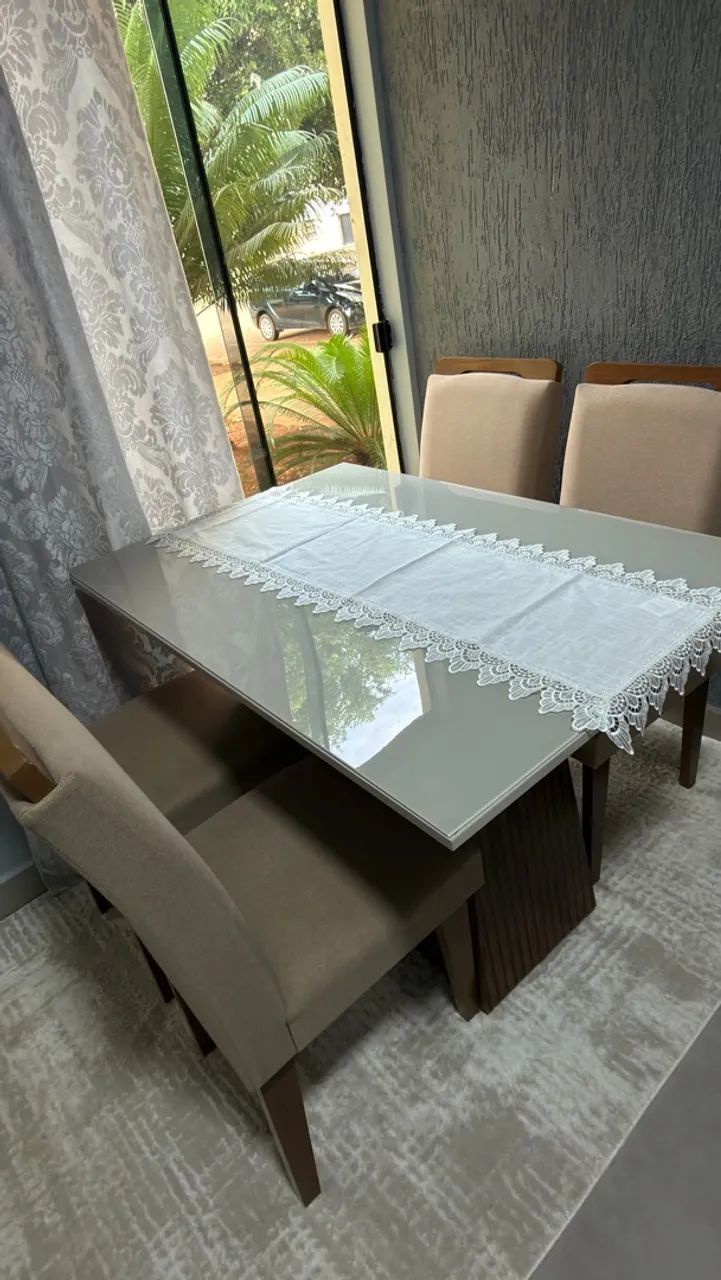 Mesa com 4 cadeiras + tapete branca