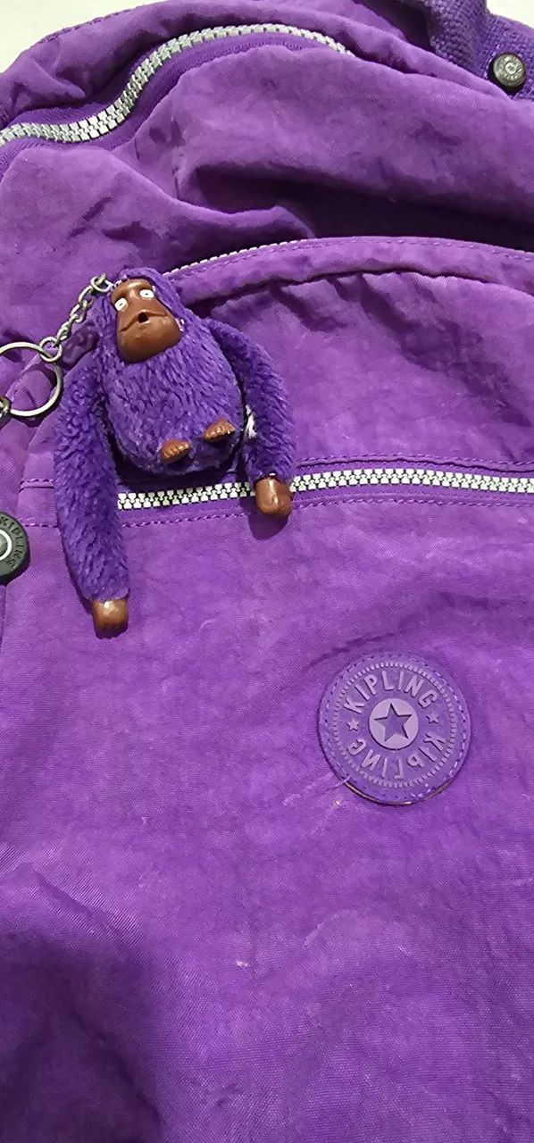 Mochila Kipling Roxa Original com Macaco - Espaçosa e Conservada - Foto 3