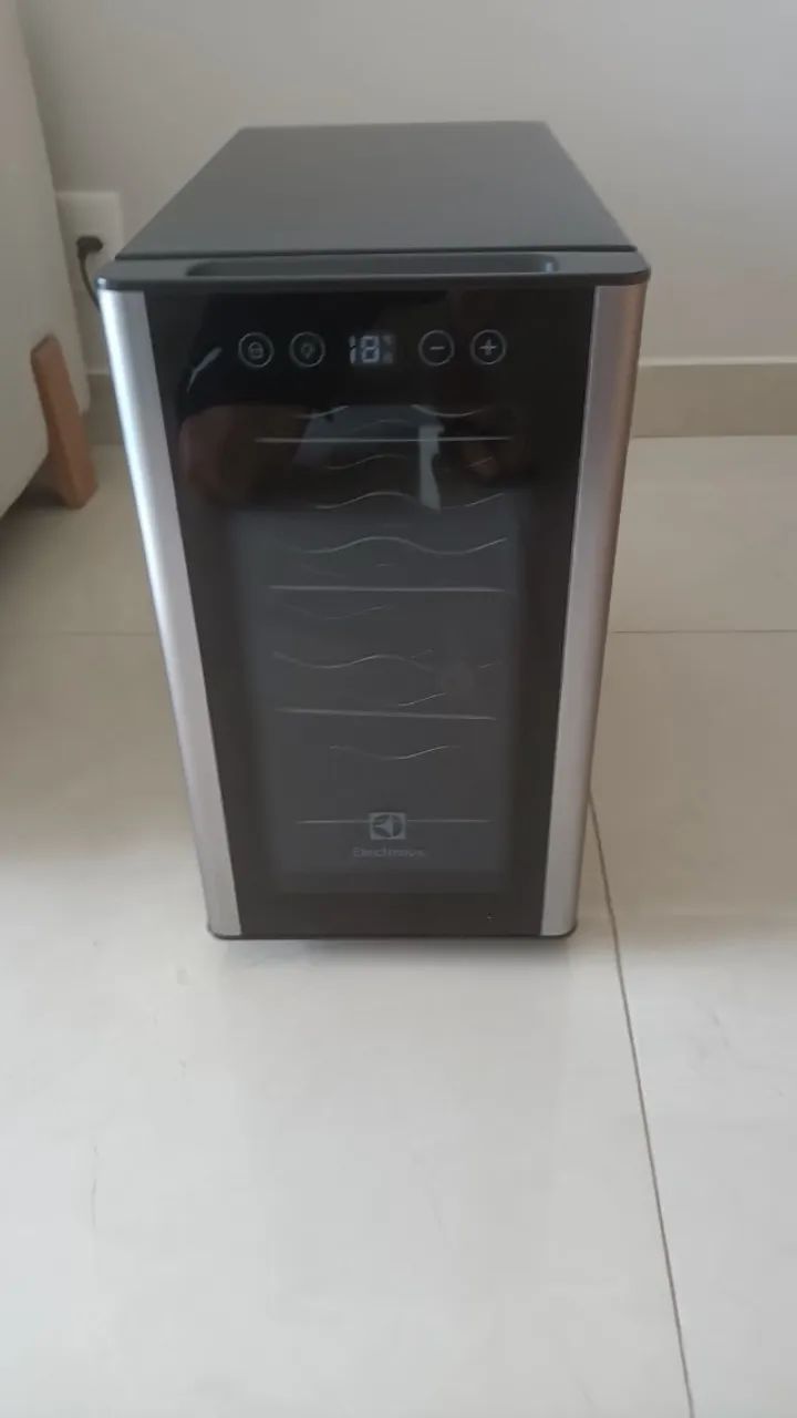 Adega Eletrolux de  8 garrafas