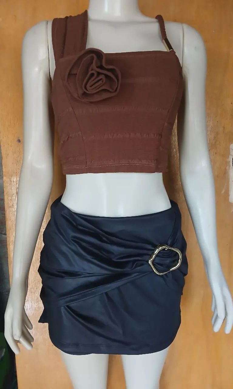 Blusa e short  e saia no couro - Foto 4
