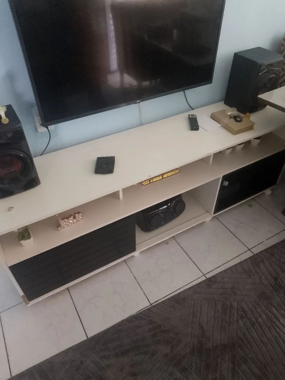 Vendo um guarda roupa e um rack 