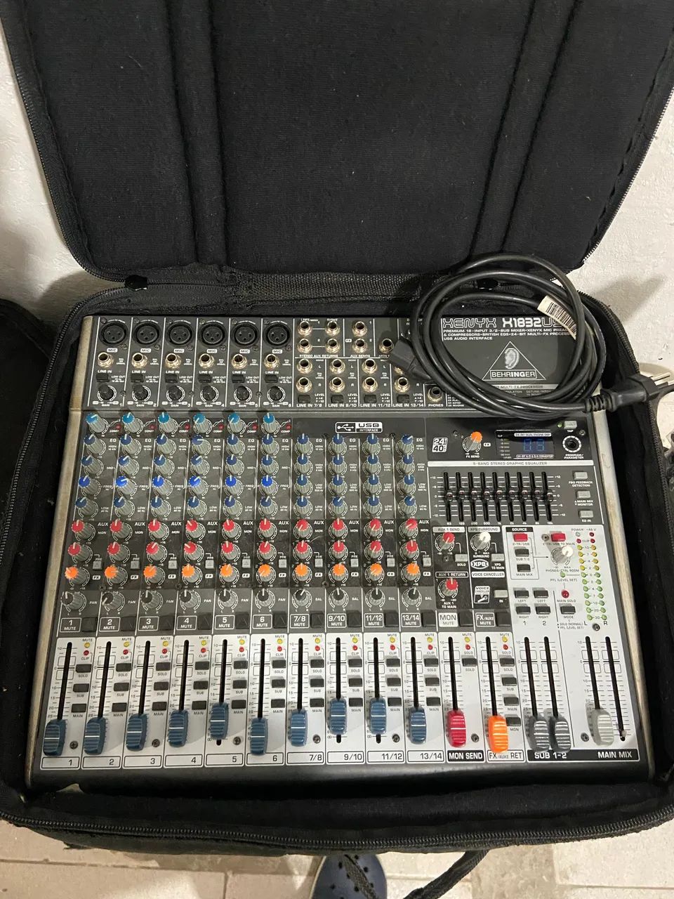 Mesa de som behringer 14 canais 