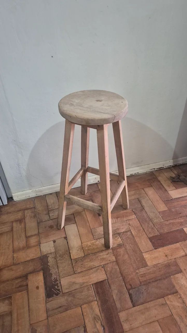 Banqueta alta em madeira 