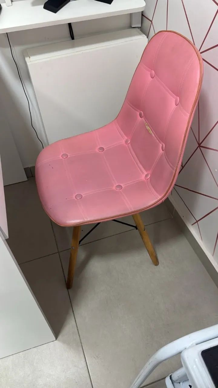 Cadeira estofada rosa com pés de madeira