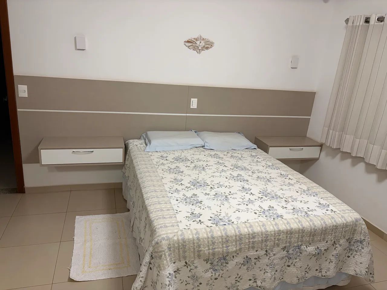  conjunto Guarda-roupa c espelho e cabeceira com gavetas.  - Foto 3