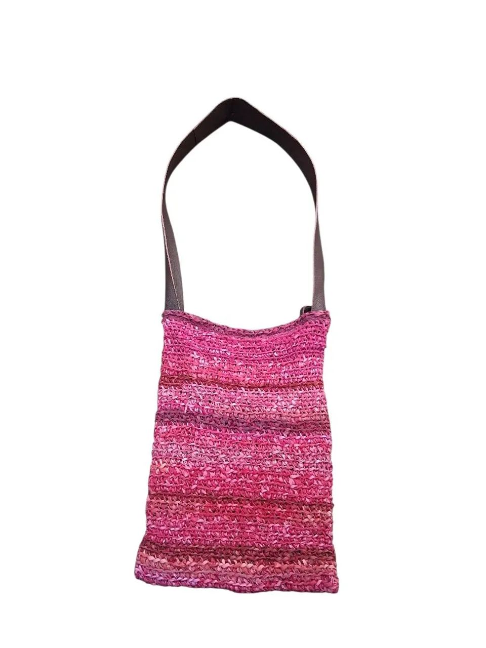 Bolsa croché ombro artesanal de camurça e alça de couro