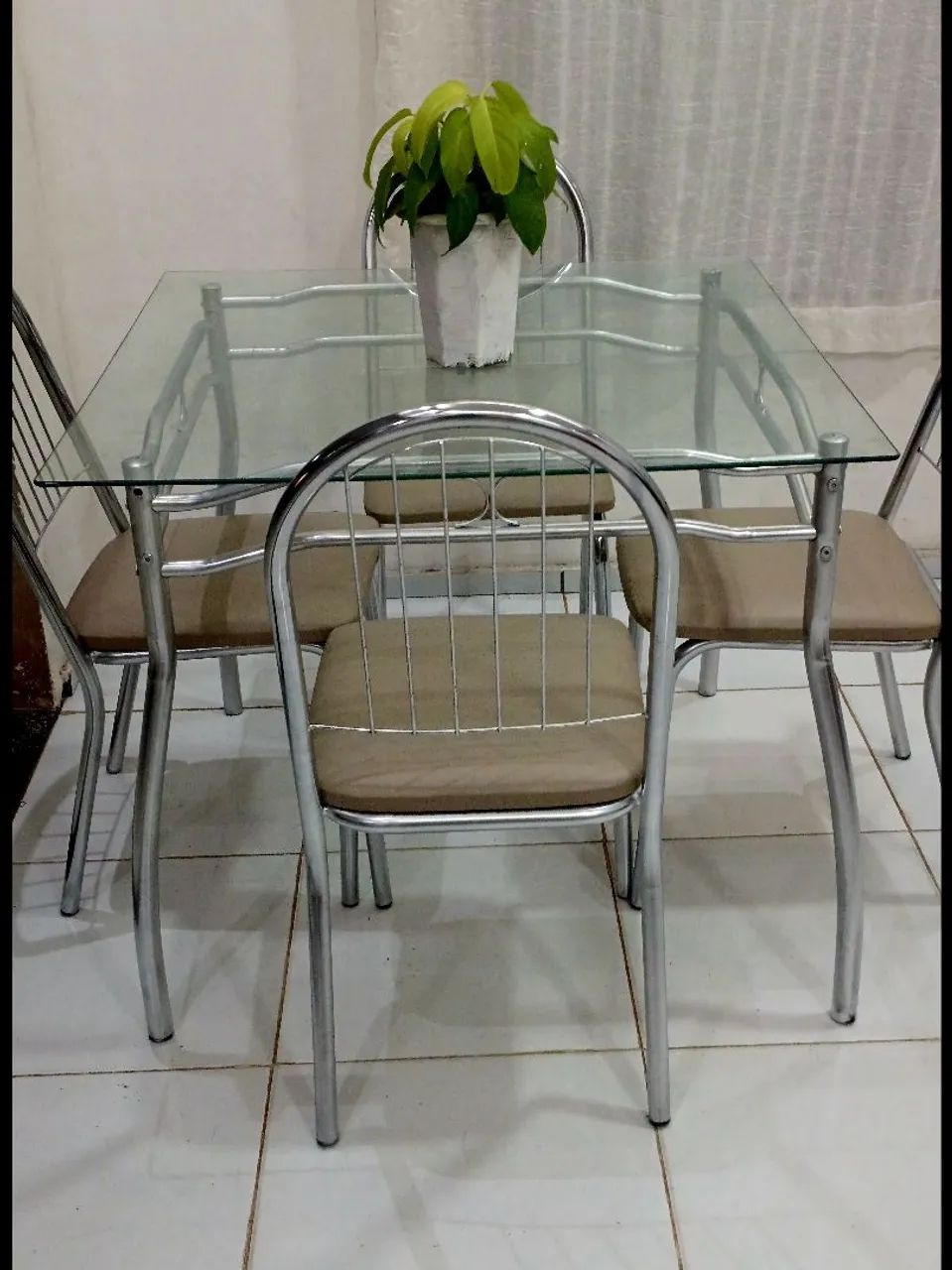 Mesa de Vidro com 4 Cadeiras  - Foto 5