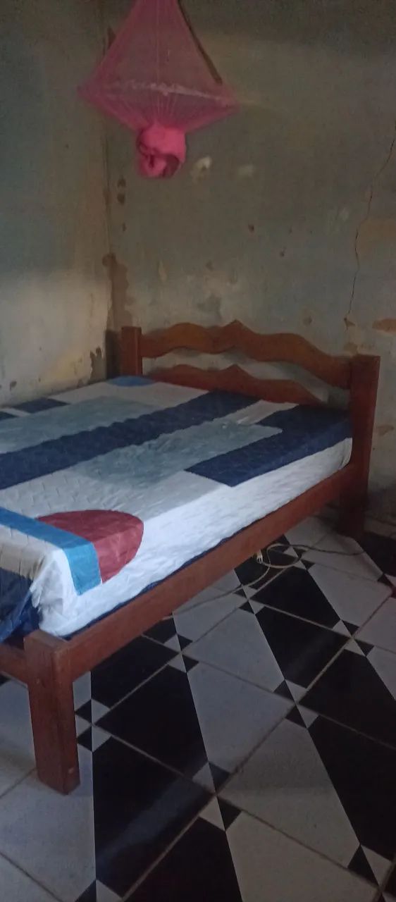 Desapego com urgência cama de madeira forte e resistente com colchão incluso.