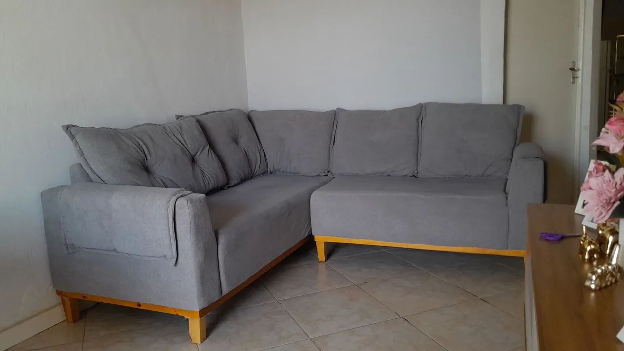 Sofá de Canto em L Cinza com Almofadas e Pés de Madeira - Foto 5