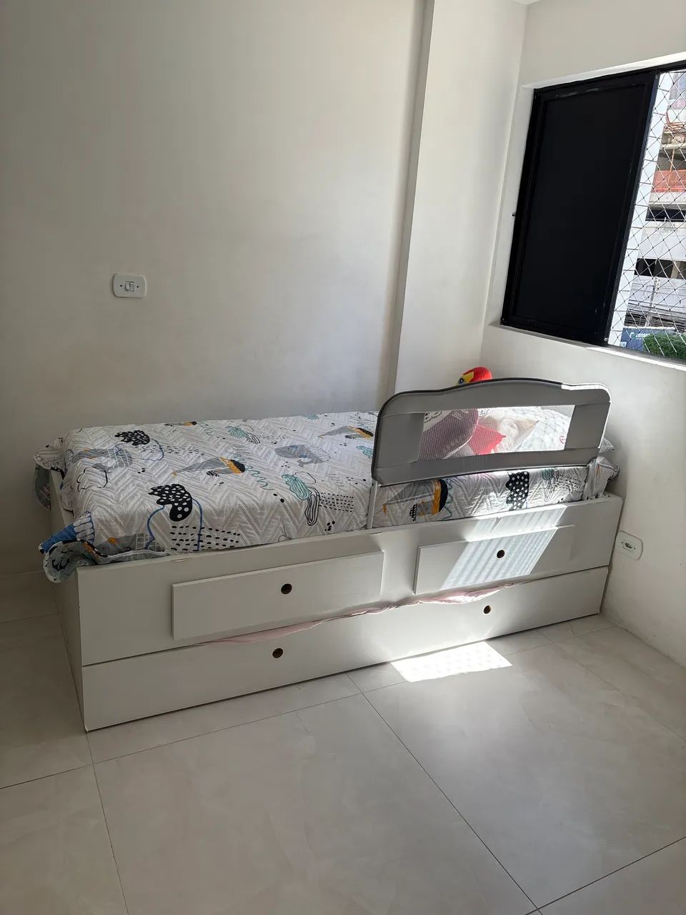 Vendo cama com bicama e colchões 