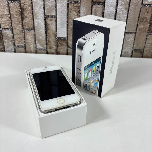 Antigo Smartphone Apple iPhone 4, Branco, 8GB, com caixa